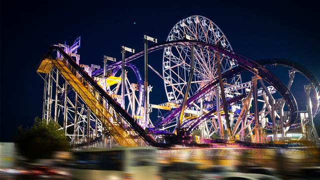Contactless power supply for track systems in theme parks