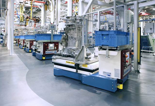 AGVs can move freely across areas and through production facilities. The goal is to design a production and material flow on the hall floor that is obstacle-free for personnel and vehicles.